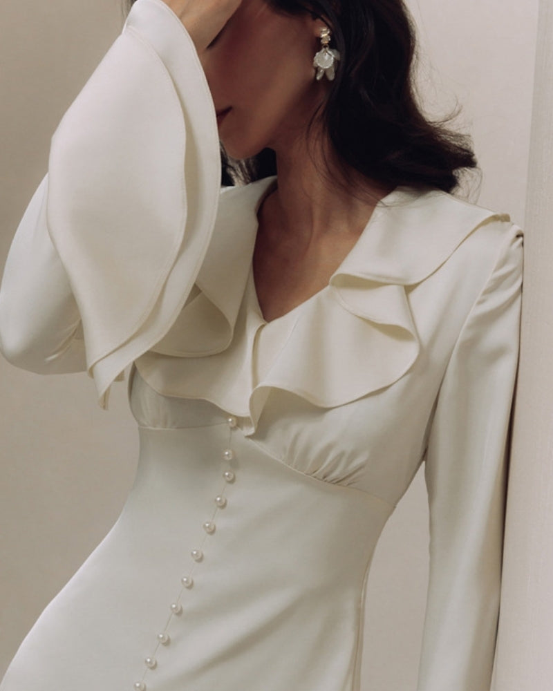 Vestido midi con volantes y botones de perla